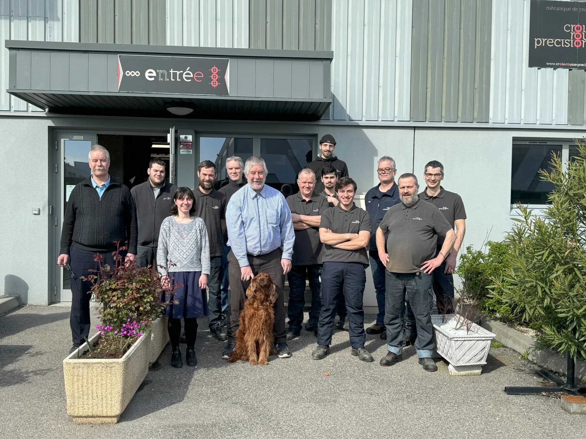 Équipe collective de CROIX ROUSSE PRÉCISION devant l’atelier de Miribel